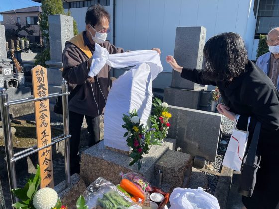 愛知県犬山市　興禅寺にて前川様が自然石でお墓を建立しました。
